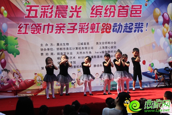 舞蹈學校小朋友表演舞蹈