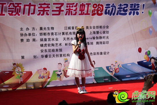 小女孩獨唱《媽媽的眼睛》，令人陶醉