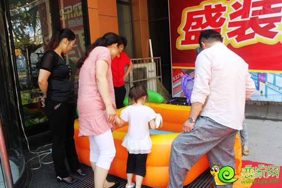 小朋友和家長們?cè)卺炐◆~
