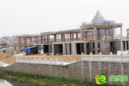 酒吧一條街沿河商鋪正在建設中