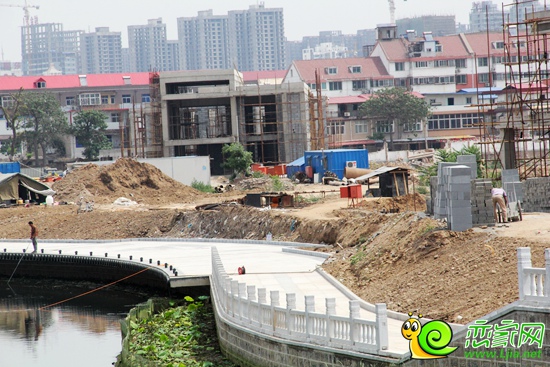 酒吧一條街沿河商鋪正在建設中
