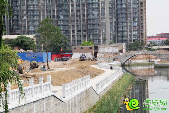 酒吧一條街沿河綠化帶正在建設(shè)中