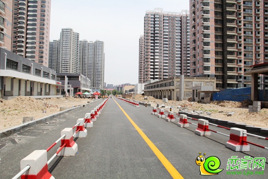 圣水湖畔小區(qū)中間的規(guī)劃路