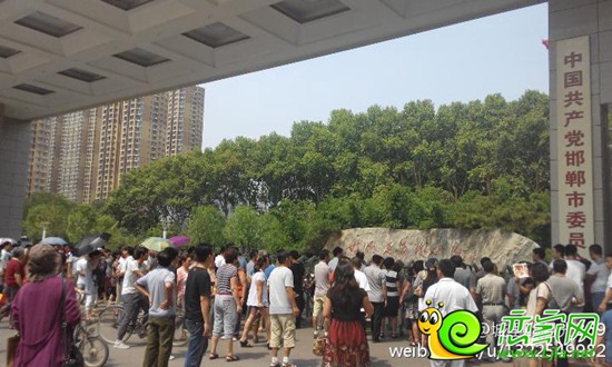 在市政府門口討說法的融資受害者