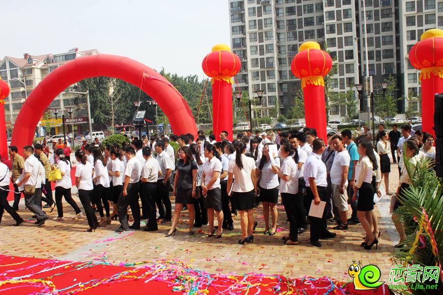在現(xiàn)場(chǎng)參加中國游居120歲工程的客戶