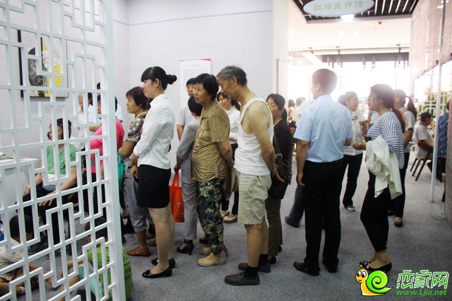 客戶在排隊等待檢查身體亞健康狀態(tài)