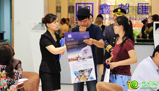 置業(yè)顧問在為客戶介紹戶型