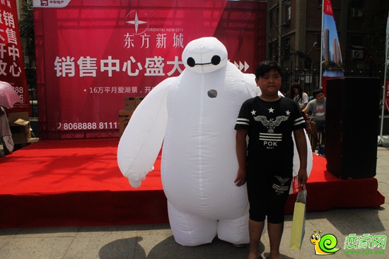 小客戶在和大白合影
