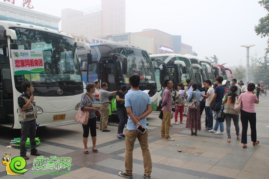 戀家網(wǎng)2013年金九看房團(tuán)六輛大巴車(chē)同時(shí)發(fā)車(chē)