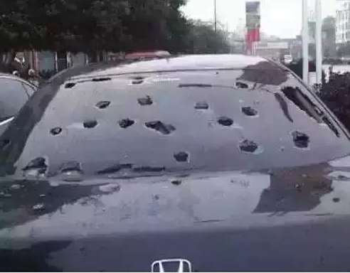 愛車被冰雹親吻場面