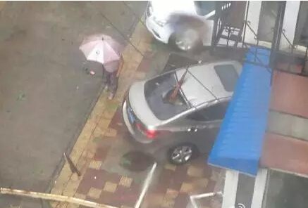 愛車在樓底下被砸實景圖