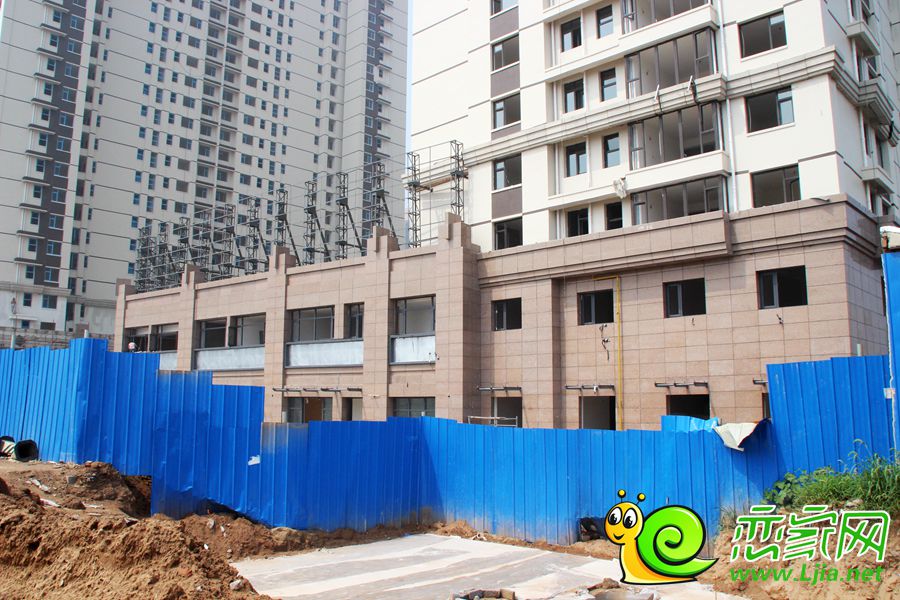 鑫都匯售樓部正在裝修中