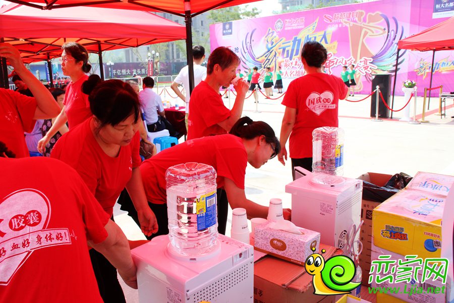 恒大名都為現(xiàn)場比賽的選手們送上夏日里的清涼——恒大冰泉水