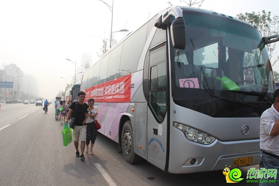 1號(hào)車網(wǎng)友已進(jìn)去恒大售樓部，2號(hào)車網(wǎng)友們正在陸續(xù)下車進(jìn)入售樓部