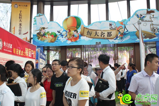 網(wǎng)友們進(jìn)入售樓部
