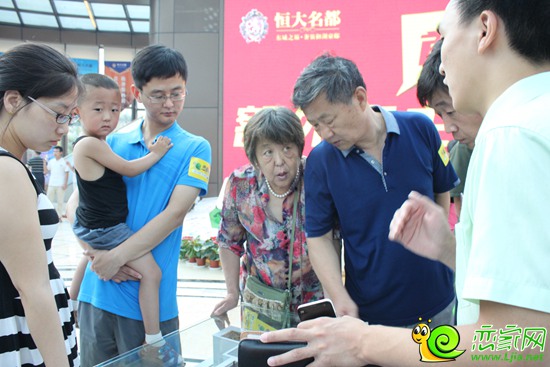 老阿姨是為孩子看房子，雖然很累但是她說(shuō)收獲很多