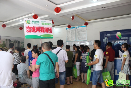 宜家花園置業(yè)顧問為看房團(tuán)1號(hào)車網(wǎng)友們講解項(xiàng)目