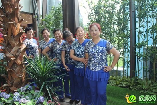 參賽者在恒大名都售樓部內(nèi)拍照留念