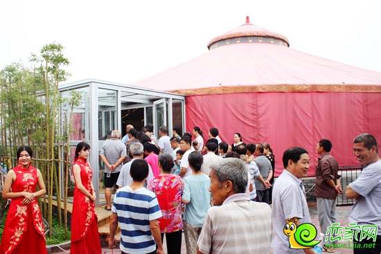 峰峰市民排隊進入中央公園營銷中心