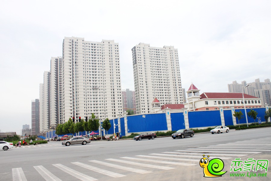 在世紀(jì)大街與叢臺路交叉口遙望鑫都匯