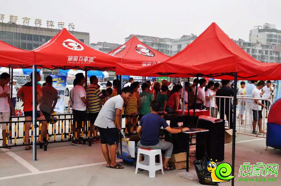 客戶們排隊(duì)等候進(jìn)入水上沖關(guān)場區(qū)