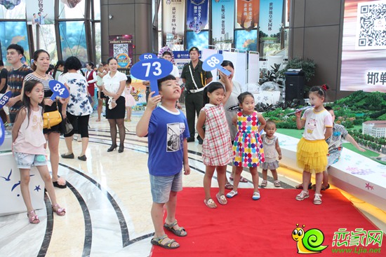 競拍環(huán)節(jié)中小競拍主在興高采烈的加價