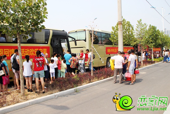 峰峰·中央公園業(yè)主們有秩序的排隊(duì)上車(chē)