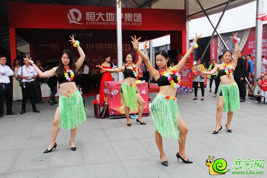 恒大名都送上精彩的舞蹈表演