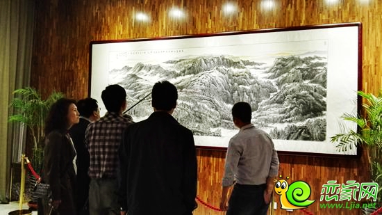 嘉賓駐足觀賞李琦大師作品