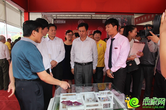 邯鄲市房管局相關(guān)領(lǐng)導(dǎo)蒞臨展位進(jìn)行指導(dǎo)