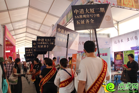 中道大廈二期展會(huì)現(xiàn)場(chǎng)像購房者巡回展示