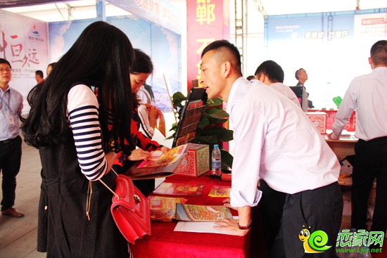 置業(yè)顧問在給客戶講解淘房節(jié)詳情