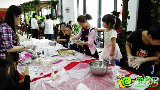 丹丹老師現(xiàn)場教大家制作手工月餅