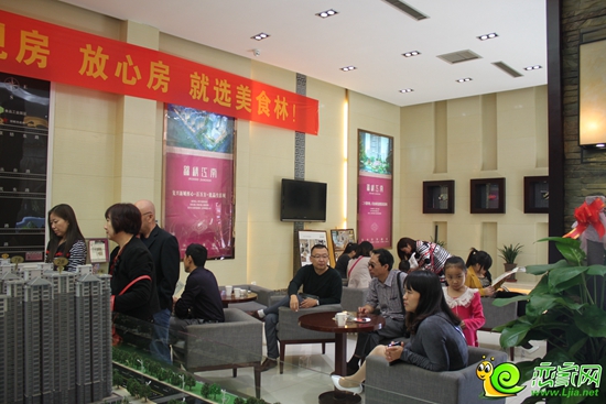 錦繡江南認(rèn)籌活動(dòng)開始前，購房者們在了解咨詢