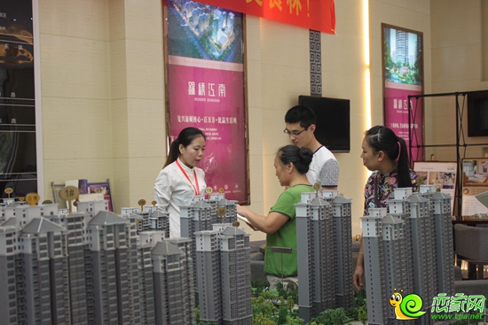 市民正在向錦繡江南的置業(yè)顧問了解和咨詢