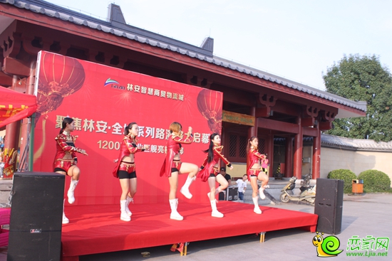 活力四射的開(kāi)場(chǎng)舞表演