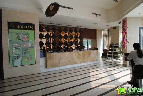 創(chuàng)鑫陽(yáng)光城售樓中心工作人員正在緊張工作中