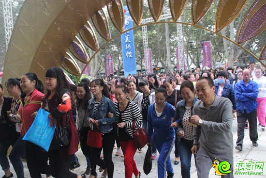 到場(chǎng)市民紛紛涌入商場(chǎng)