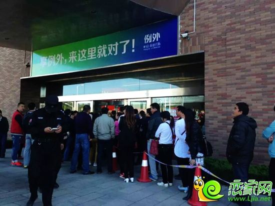 拉德芳斯售樓部門口客戶們在排隊等候