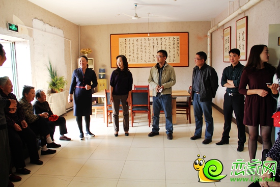李院長(zhǎng)在為老人們介紹鉑爾縵國(guó)際公館領(lǐng)導(dǎo)