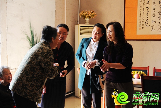 一位老人興奮的和鉑爾縵國(guó)際公館許總聊在敬老院的生活