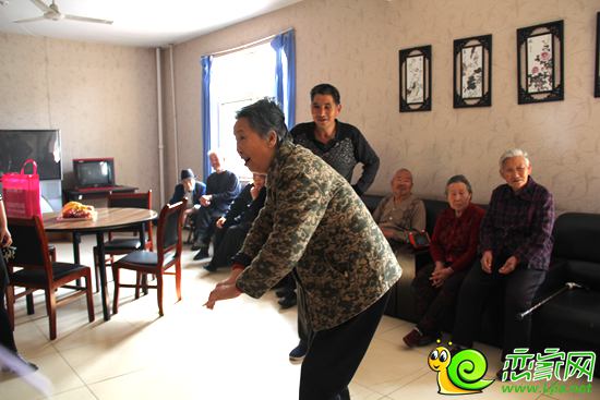 老人現(xiàn)場(chǎng)為大家唱歌