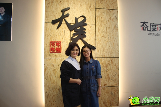 天美裝飾工程有限公司董事長(zhǎng)與主要材料供應(yīng)方合影