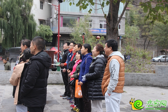 大家熱情的排練隊(duì)呼中