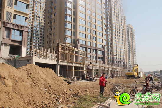美的城三期沿街商鋪施工中
