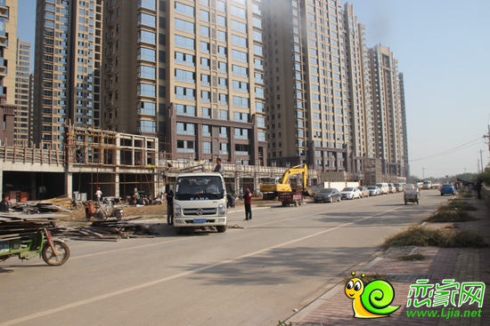 美的城三期沿街商鋪施工中
