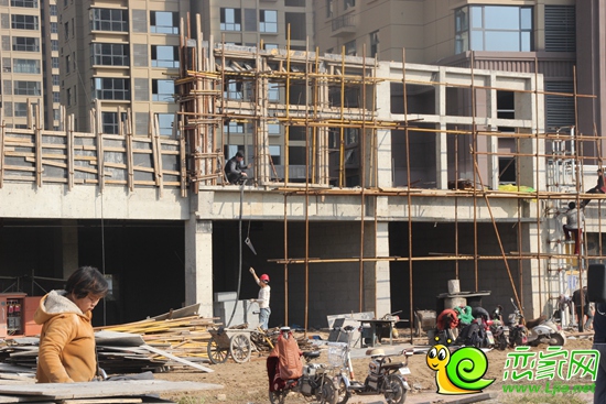 美的城三期沿街商鋪施工中