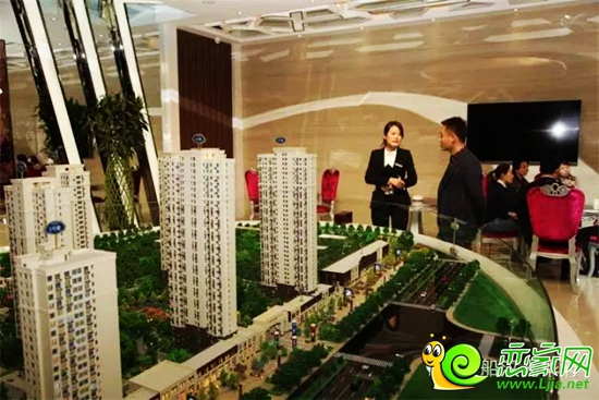 置業(yè)顧問在為客戶介紹項目