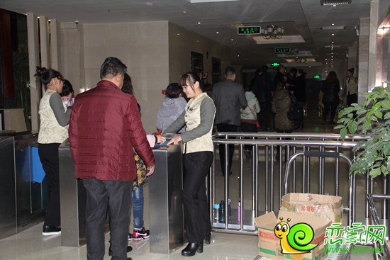 業(yè)主們陸續(xù)進(jìn)入更衣室