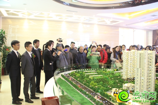 接待中心內(nèi)置業(yè)顧問(wèn)們正在講解